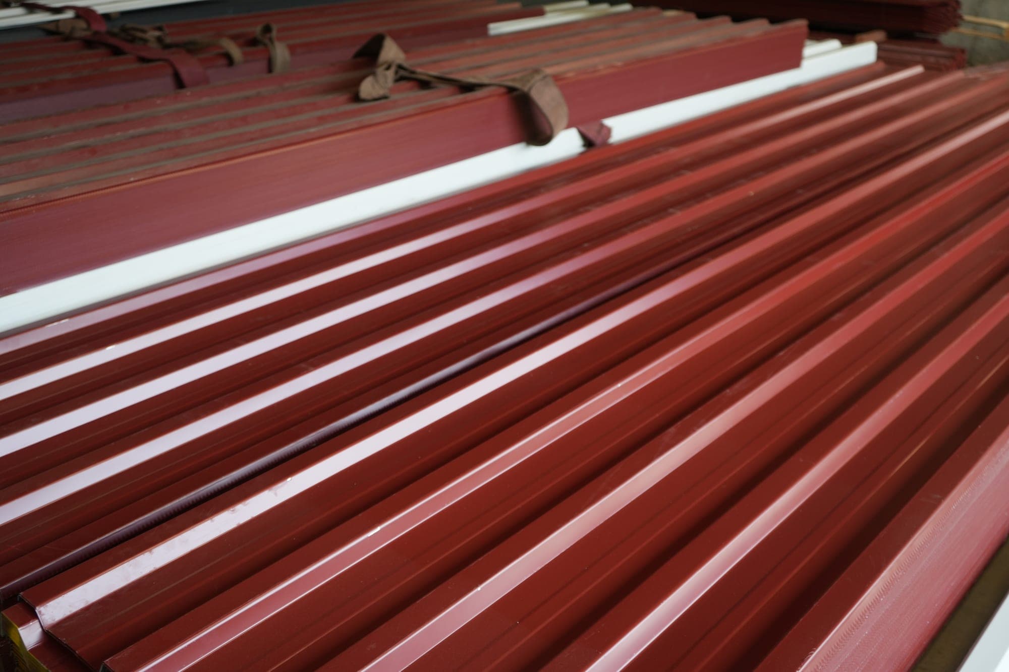 Çatı kaplamada üç seçenek: trapez, panel, shingle